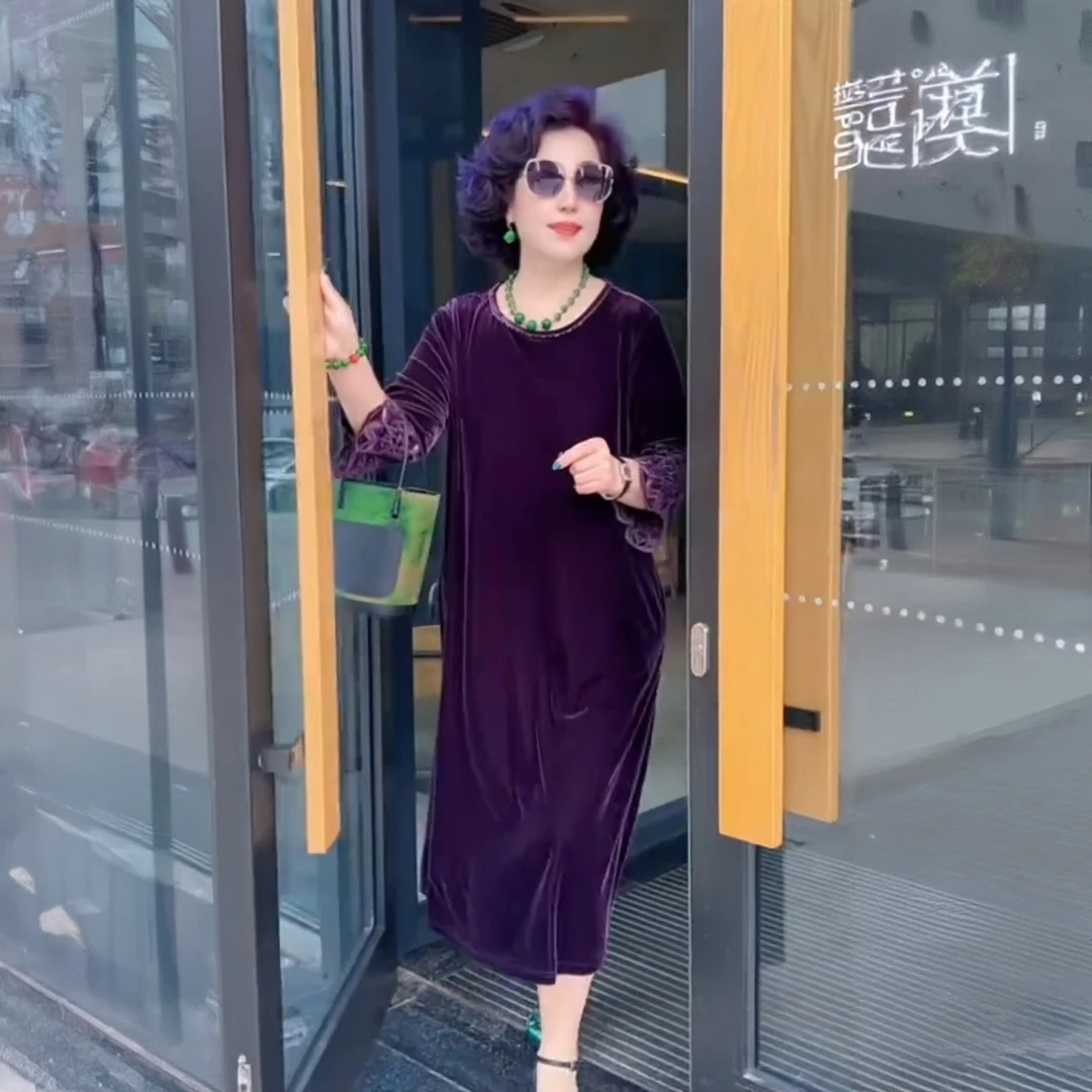 9090高端妈妈秋冬圆领刺绣连衣裙丝绒宽松大码遮肉过膝打底裙100