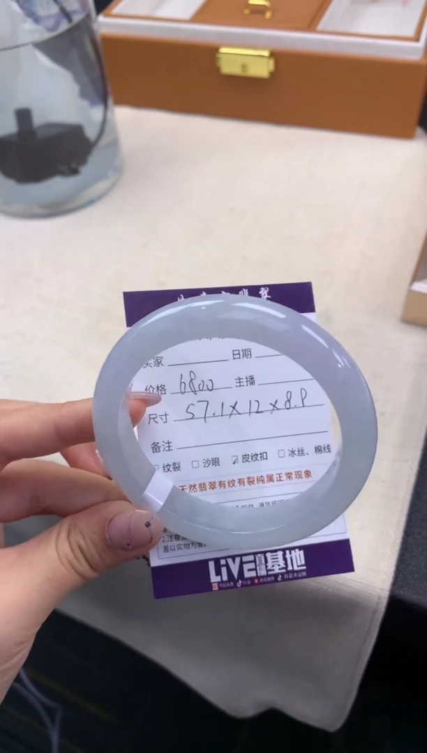 翡翠手镯未镶嵌..........