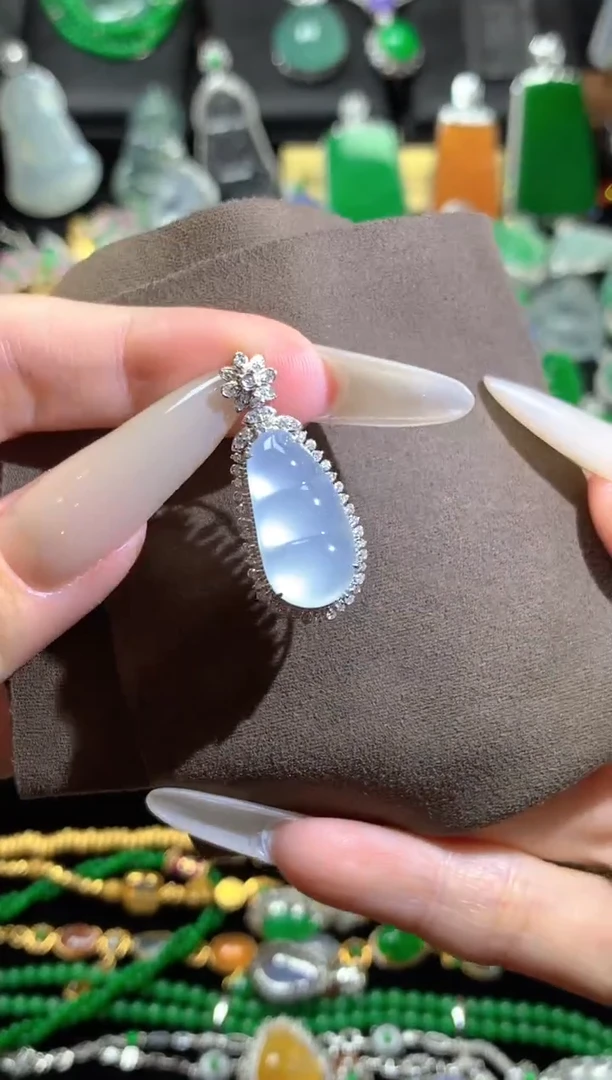 翡翠18K金镶嵌颈饰翡翠豆子