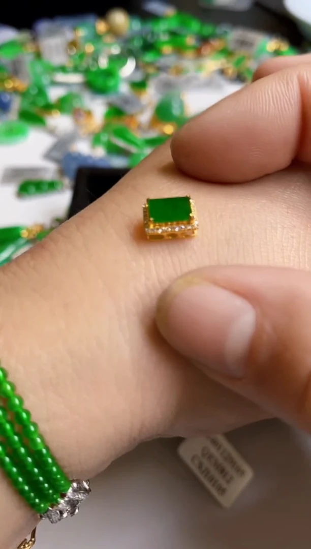 【闪购商品】翡翠颈饰18K金镶嵌吊坠