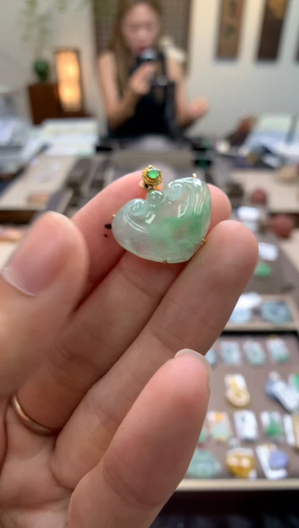 颈饰18K金镶嵌翡翠如意