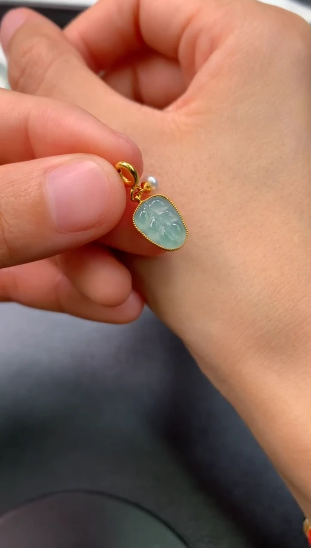 翡翠未镶嵌颈饰无鉴赏期无证书 一个