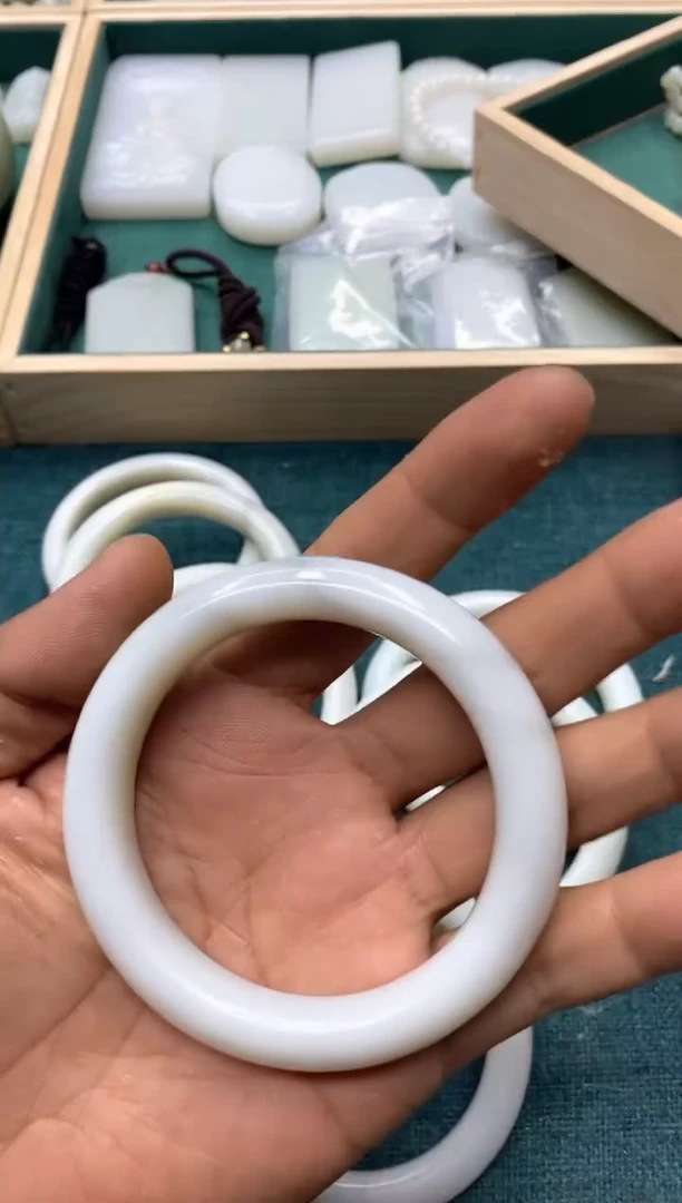 【闪购商品】和田玉手镯未镶嵌手镯多样性发货