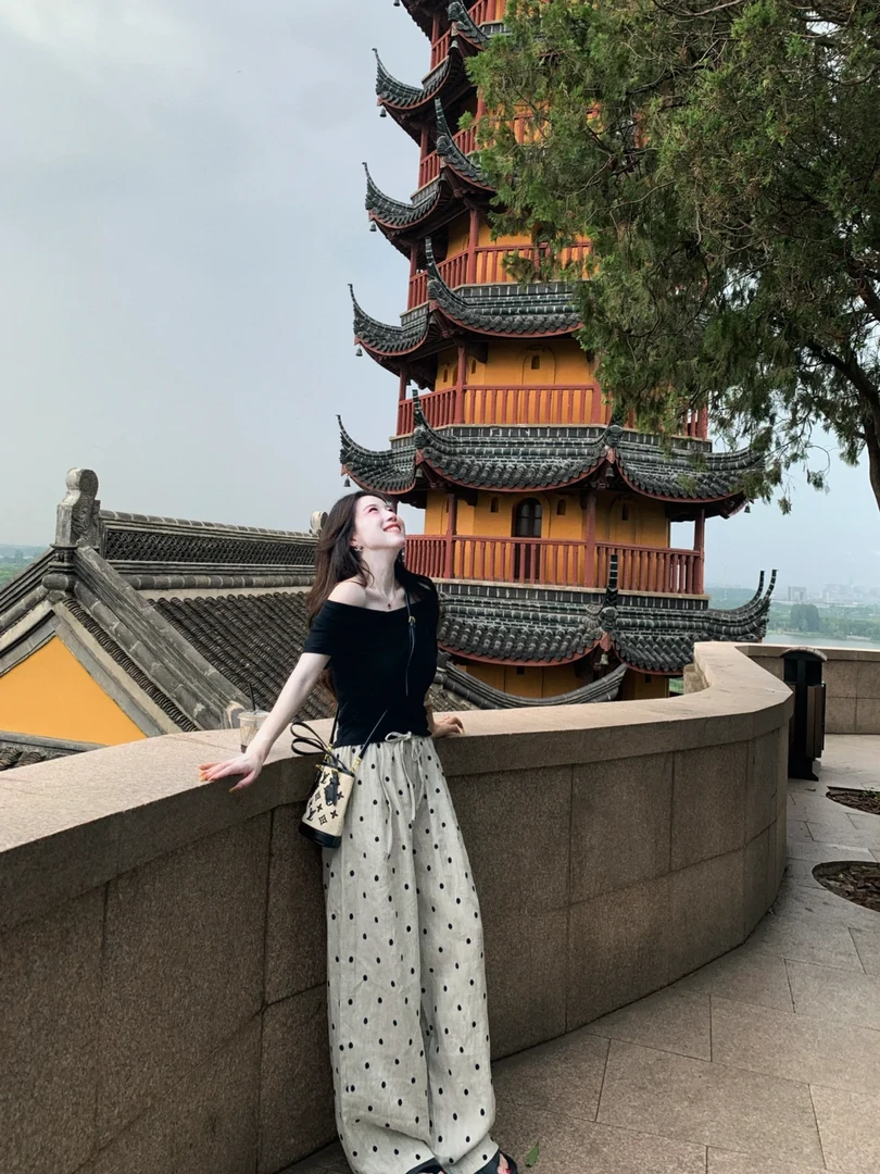 2025夏季新款韩系穿搭松弛感一字肩黑色上衣搭配波点阔腿裤两件套