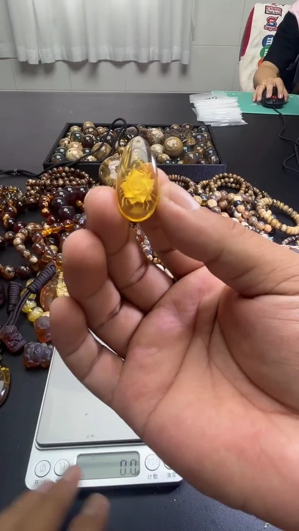 未镶嵌琥珀裸石60