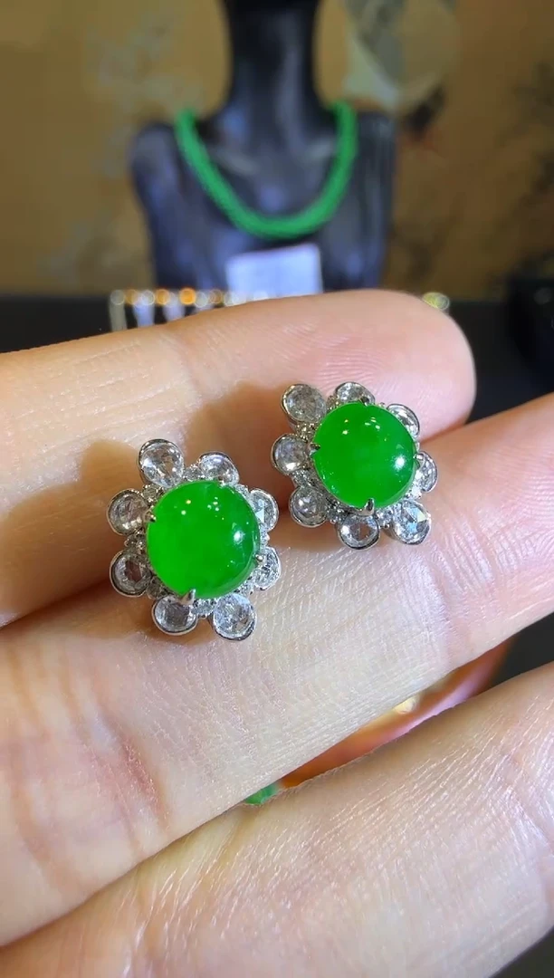 【闪购商品】翡翠耳饰18K金镶嵌高冰正阳满绿蛋面耳钉