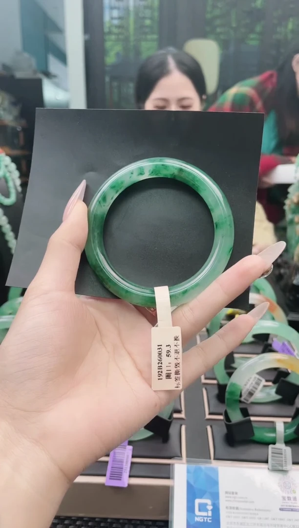 未镶嵌手镯石英质玉（非洲翠）手镯