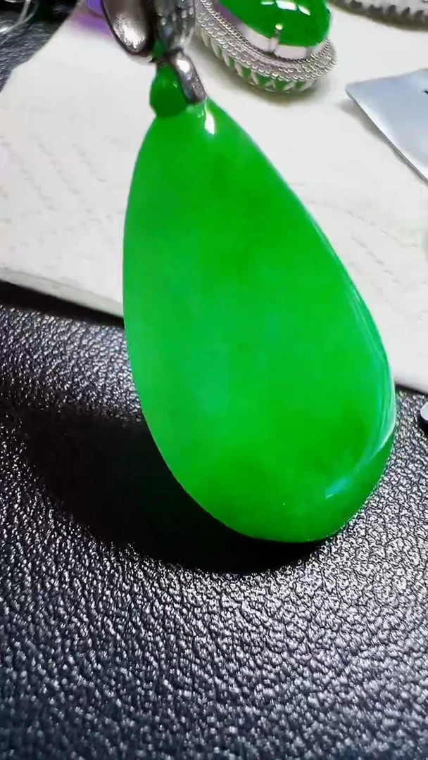 颈饰18K金镶嵌翡翠瓜