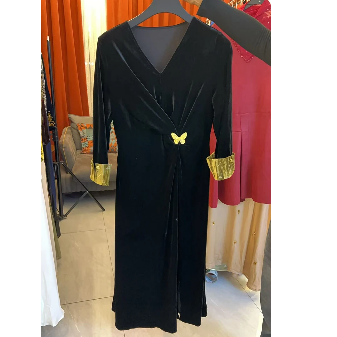 金蝴蝶图案黑色连衣裙