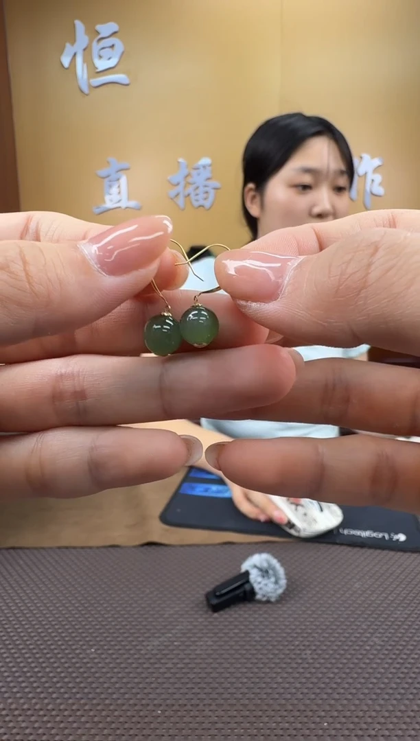 颈饰18K金镶嵌和田玉耳饰一对