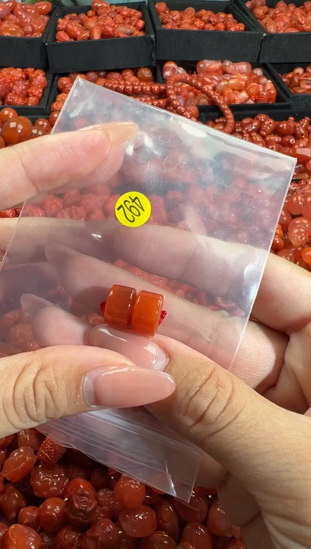 南红玛瑙未镶嵌颈饰1