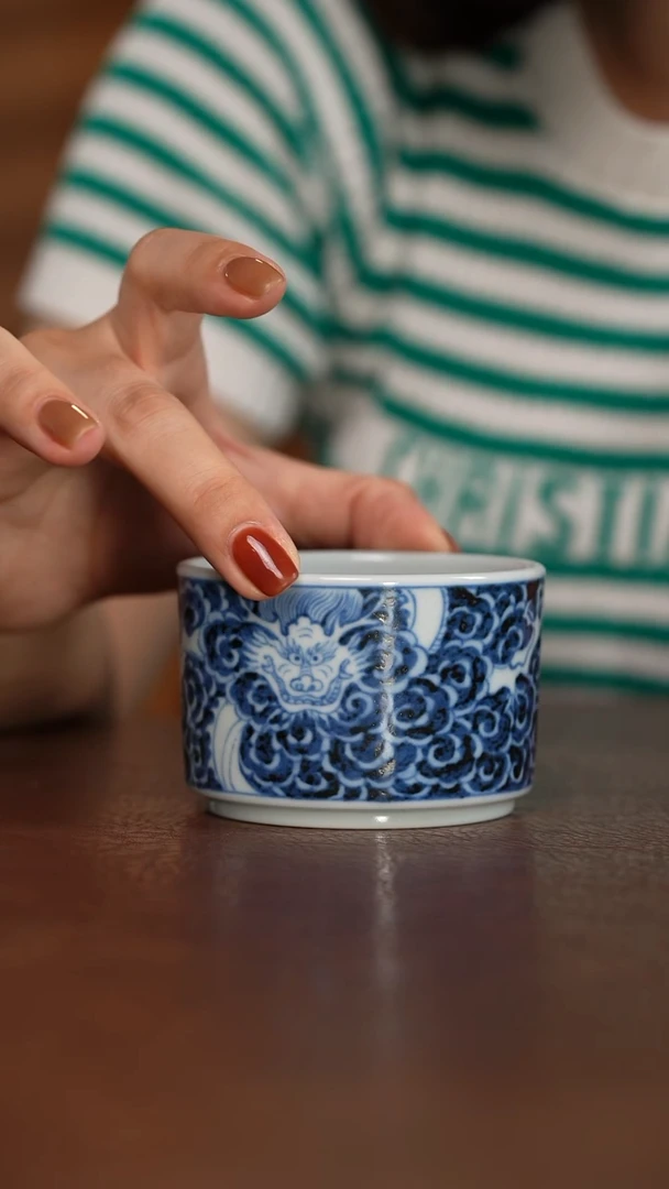 元青花暗刻小白龙直口杯