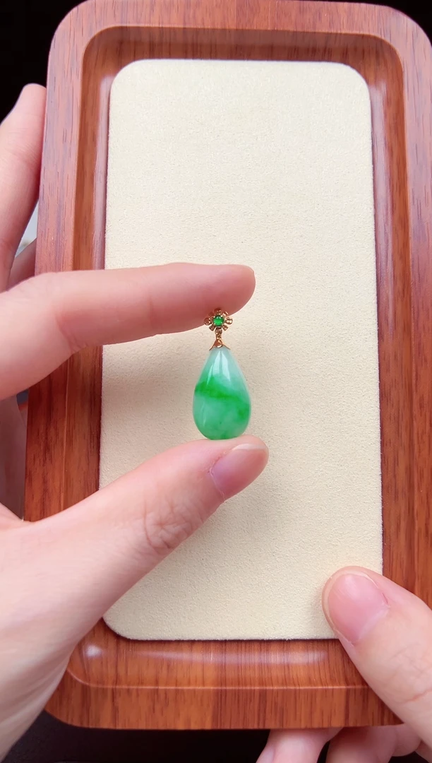 【闪购商品】翡翠颈饰18K金镶嵌水滴