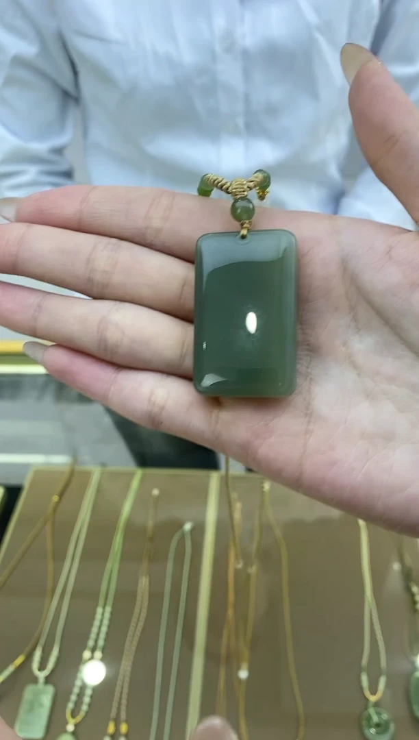 吊坠(赠链)未镶嵌和田玉无事牌吊坠，多样性发其一