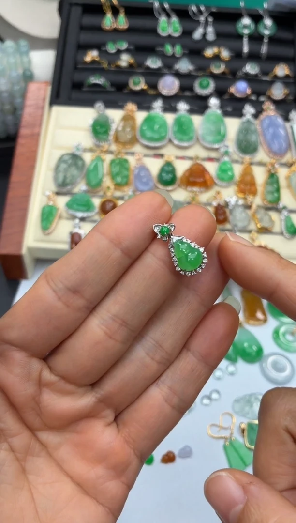 颈饰18K金镶嵌翡翠天然翡翠A货