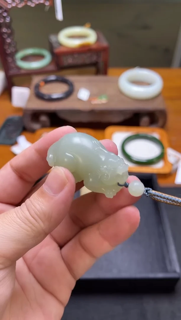 吊坠(不含链)未镶嵌和田玉且末青白 貔貅