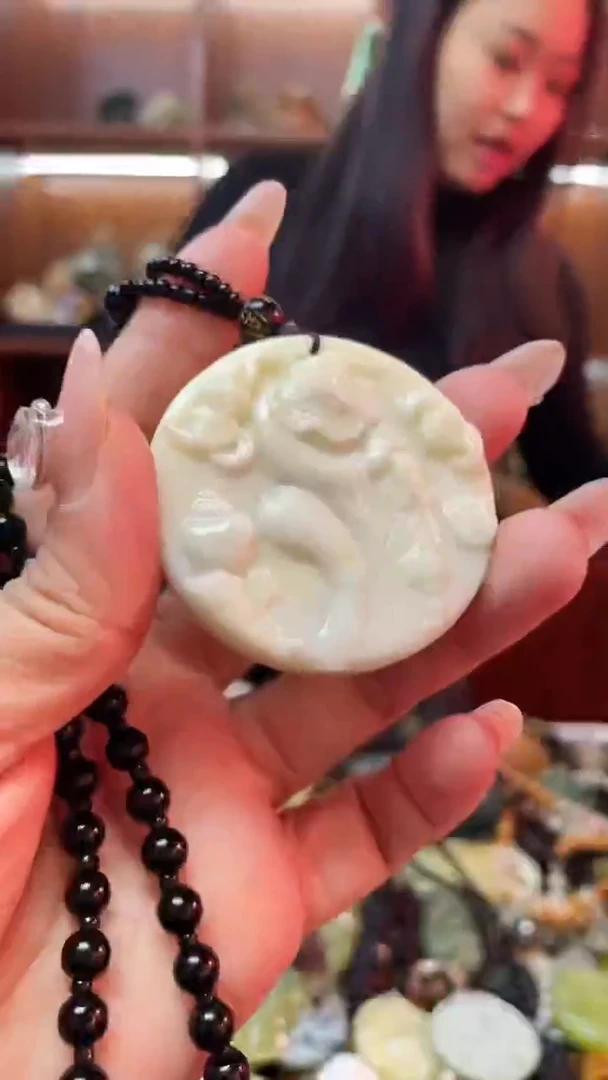 未镶嵌蛇纹石玉吊坠