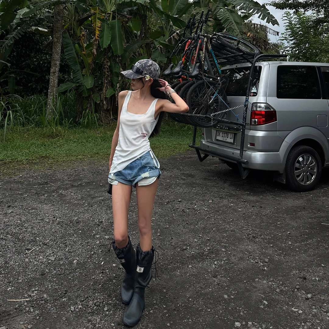 2025夏季新款美式辣妹设计感U领背心吊带无袖上衣牛仔热裤两件套