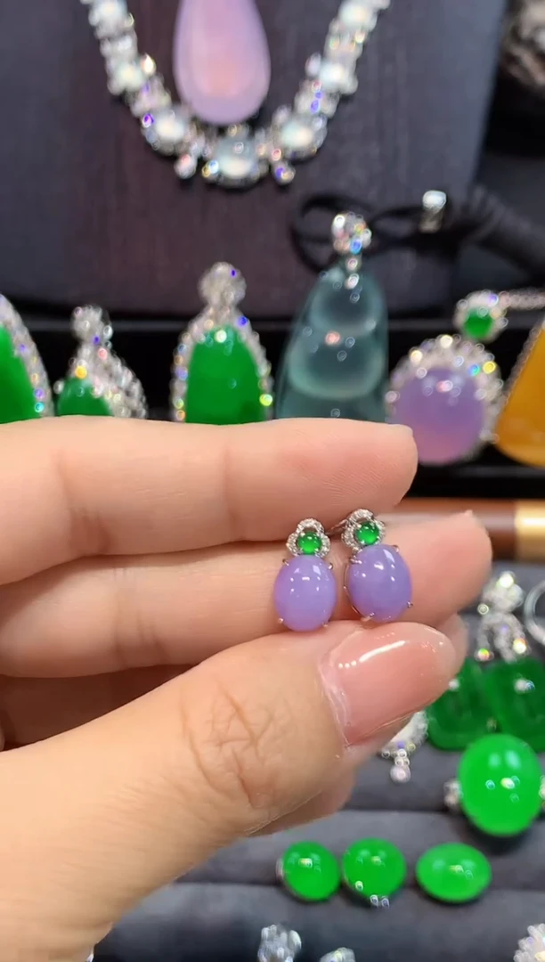 18K金镶嵌翡翠耳饰耳钉