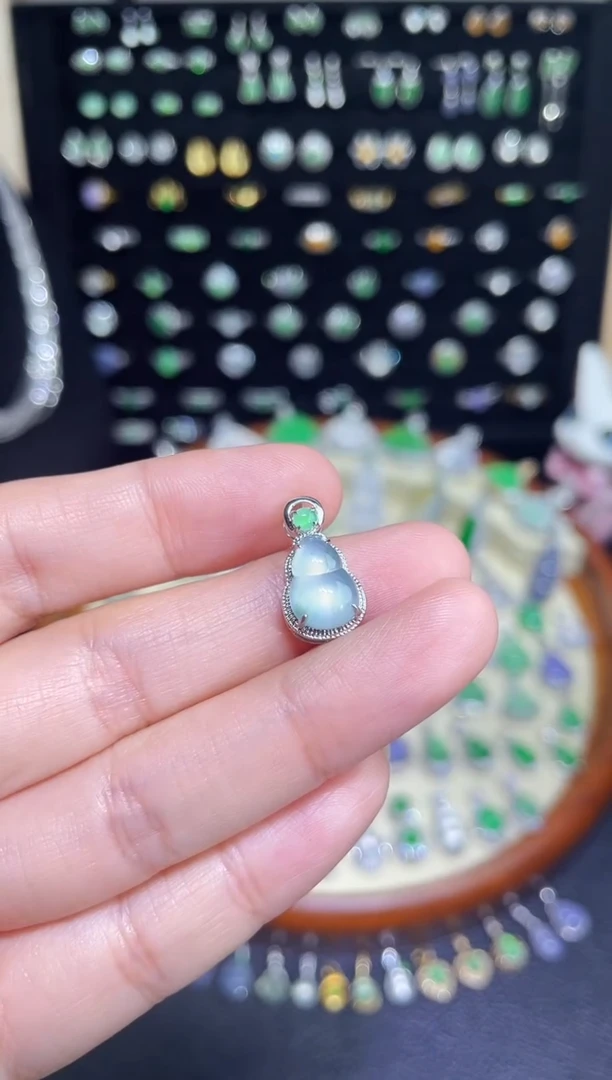 颈饰18K金镶嵌翡翠玻璃种飘花葫芦吊坠