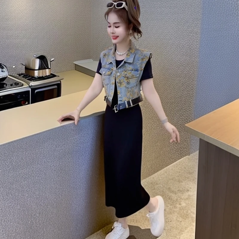 2025夏季新款气质显瘦时尚百搭减龄牛仔马甲搭配黑色长裙春夏装