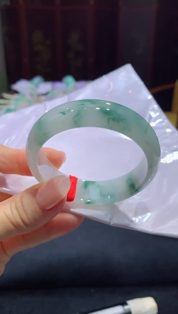 翡翠手镯未镶嵌飘花55