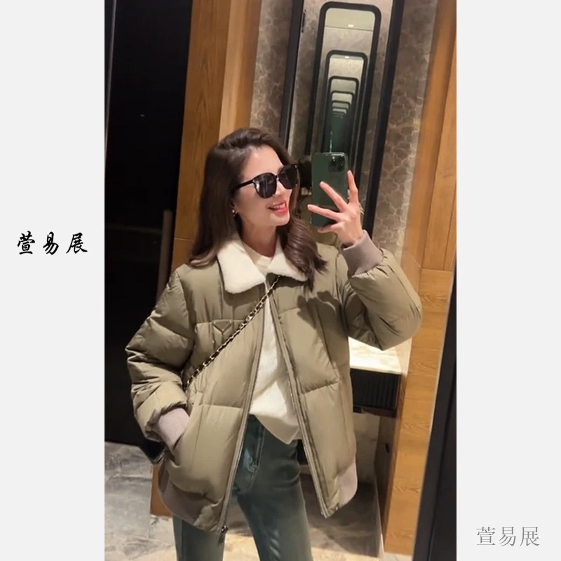 萱易展-“庭芜飘雪”庭芜绿秋冬三角标翻领白鹅绒服-110301