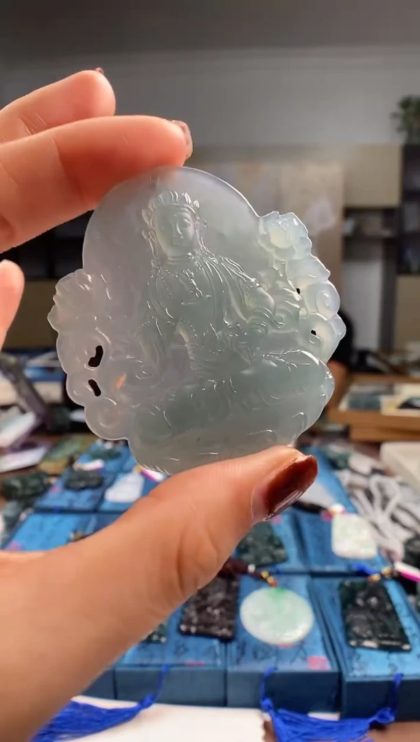 颈饰未镶嵌翡翠  多样性发其一