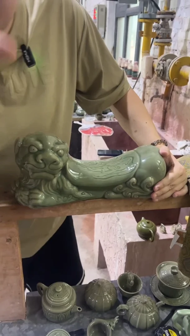 耀州窑青瓷狮狮如意枕头