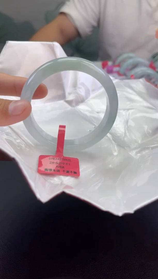 翡翠手镯未镶嵌翡翠手镯