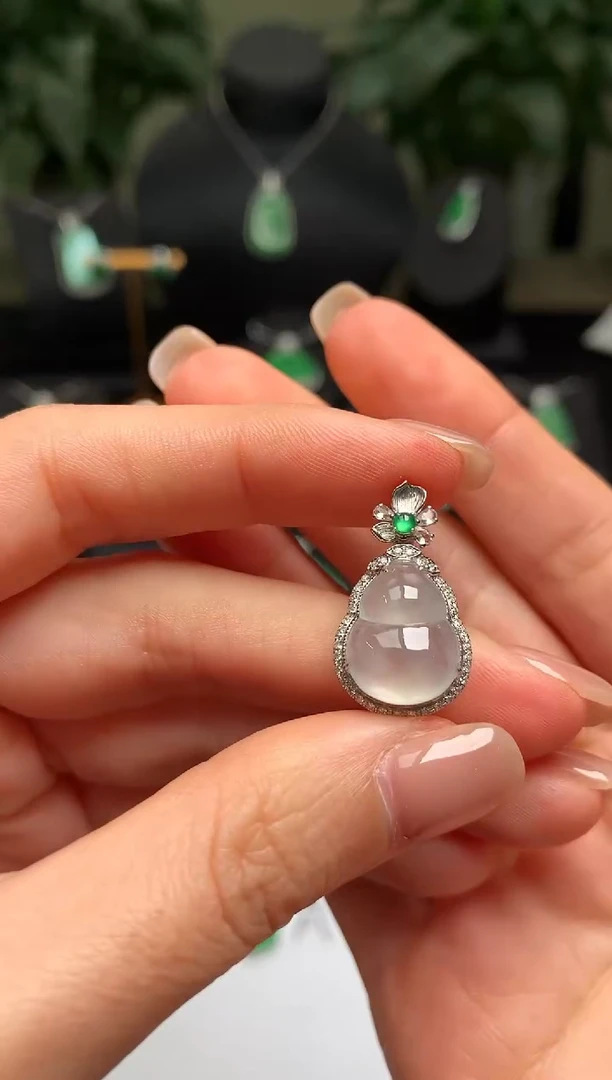 颈饰18K金镶嵌翡翠葫芦