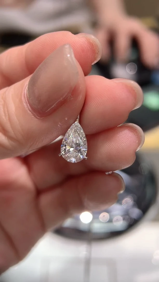 实验室培育钻石18K金镶嵌颈饰水滴1.5吊坠