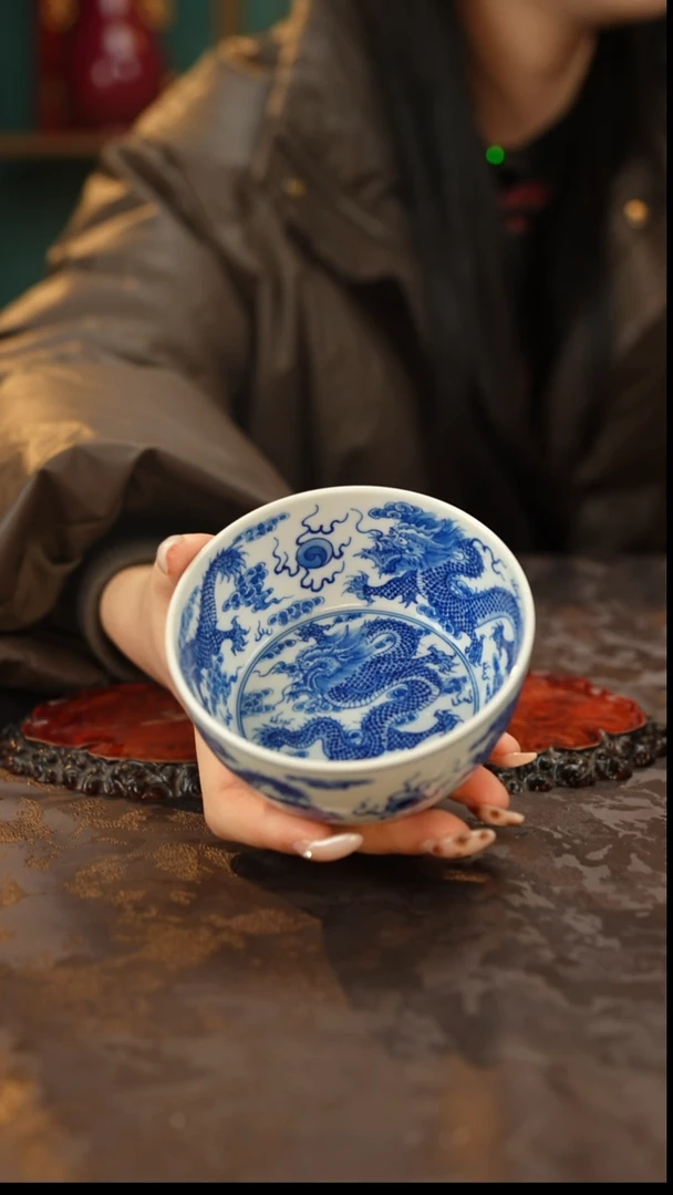 青花手绘五龙主人杯