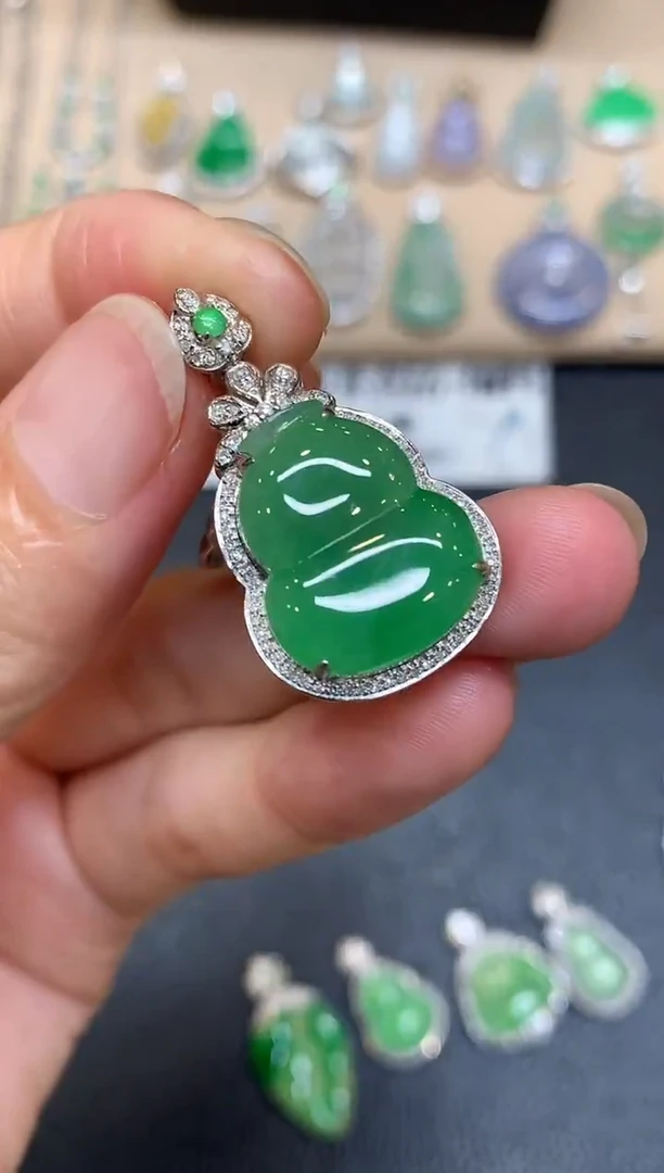 颈饰18K金镶嵌翡翠葫芦【无服务费