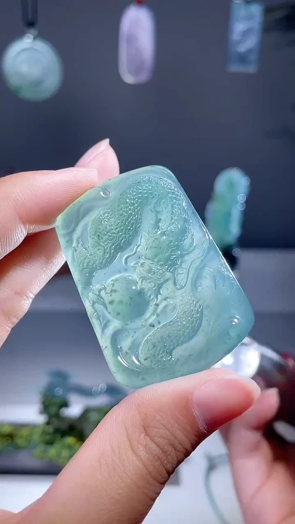 颈饰未镶嵌翡翠龙牌