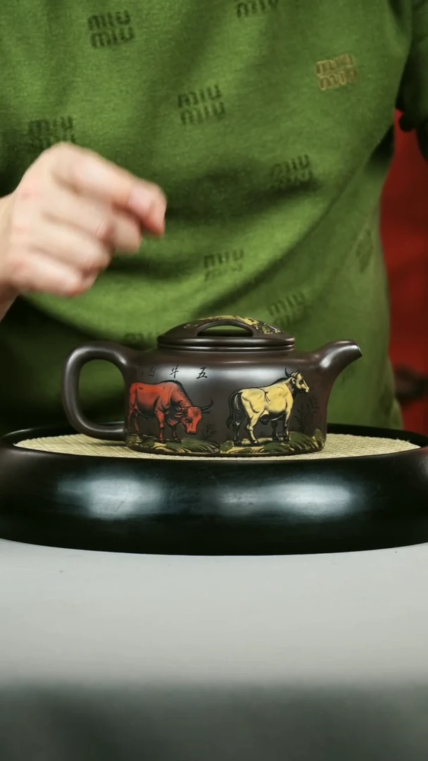 茶壶紫砂紫龙血 牛盖莲子 彩刻 五牛图