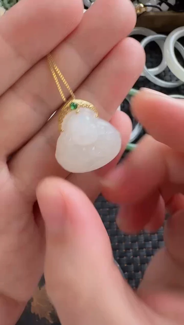 颈饰18K金镶嵌和田玉抱抱佛