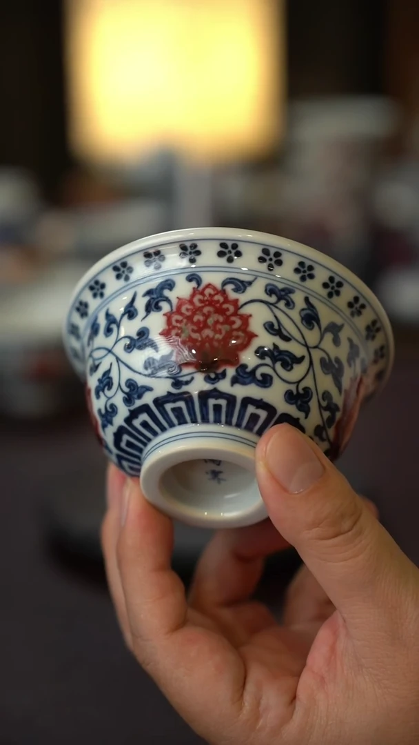 47号景德镇全手工手绘青花釉里红缠枝莲压手杯（大）