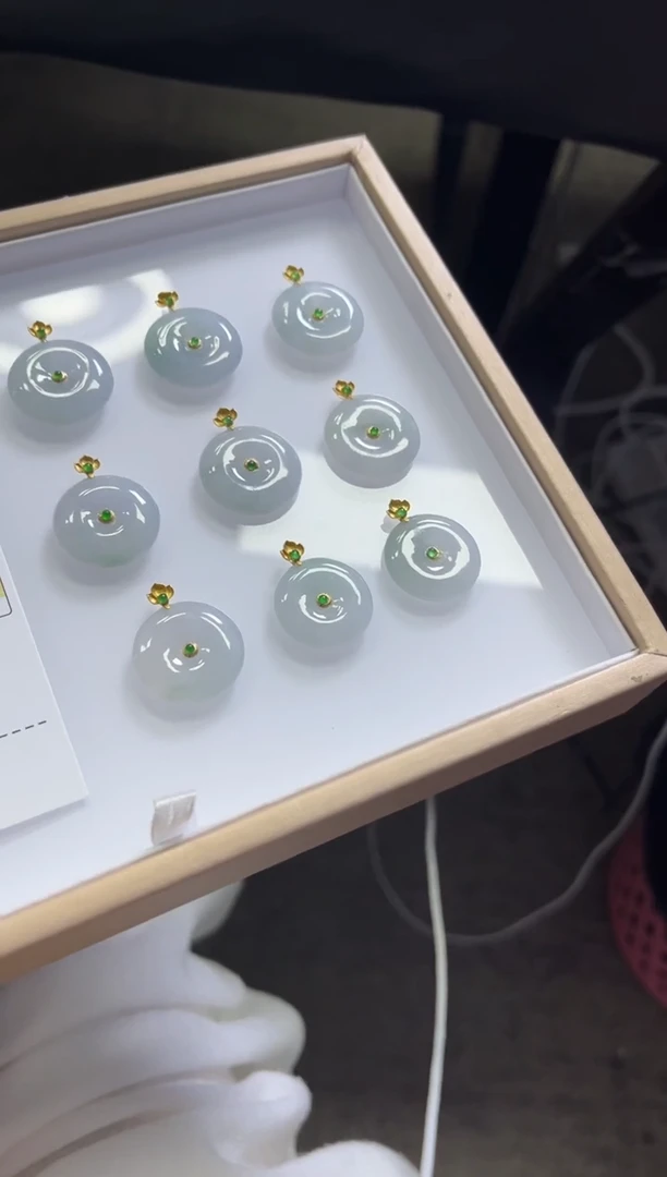 颈饰18K金镶嵌翡翠V197 /多样性发一件/