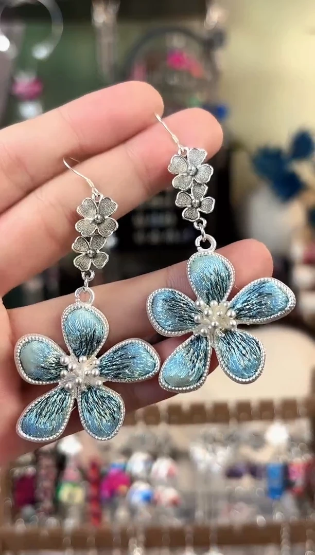 彩云南阁非遗老绣苗银饰品136