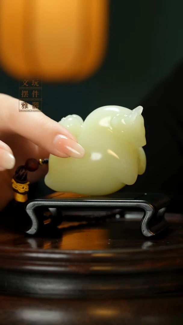 玉《牛柿在握》手把件摆件