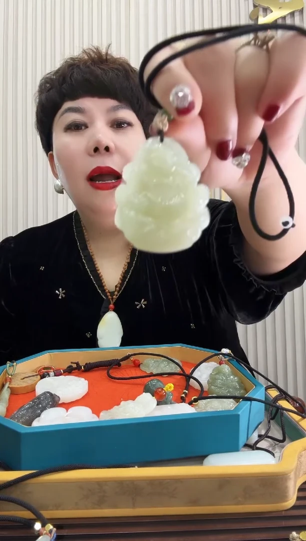 吊坠(赠链)未镶嵌和田玉青白佛