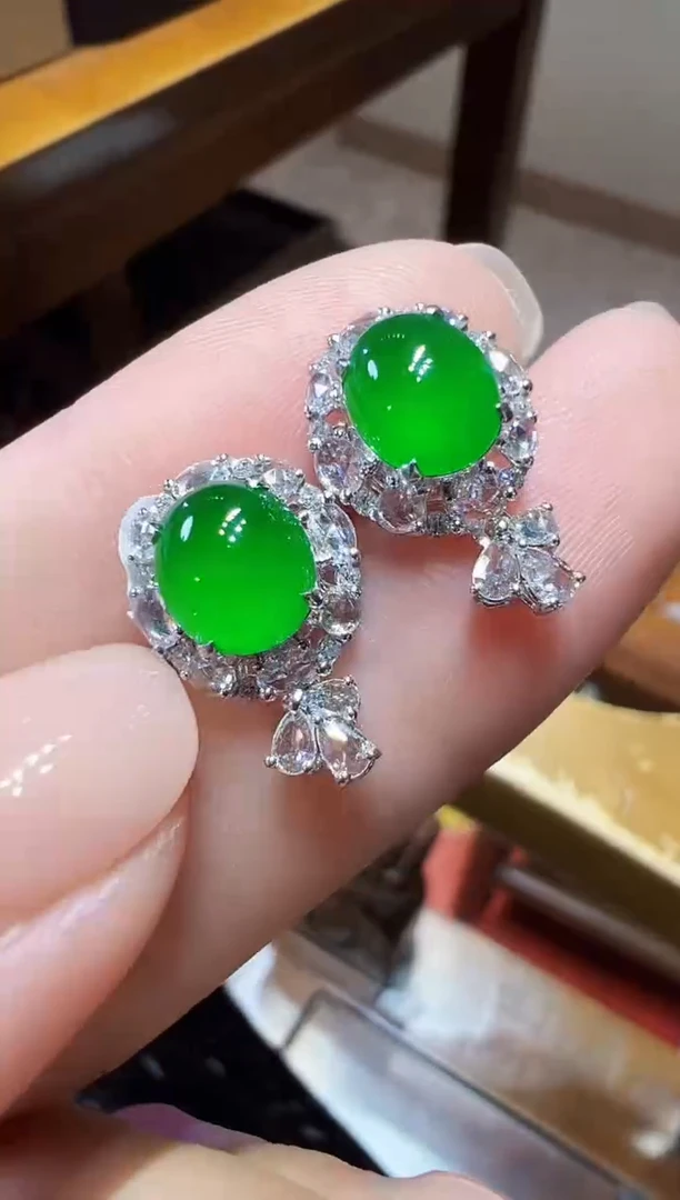 18K金镶嵌翡翠耳饰蛋面