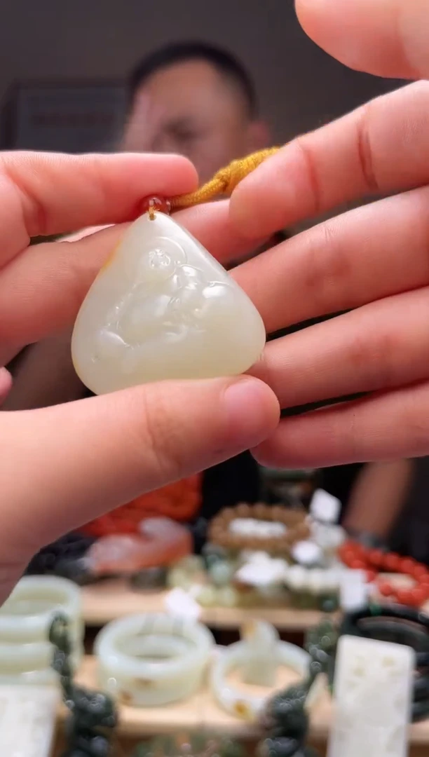 颈饰未镶嵌和田玉吊坠