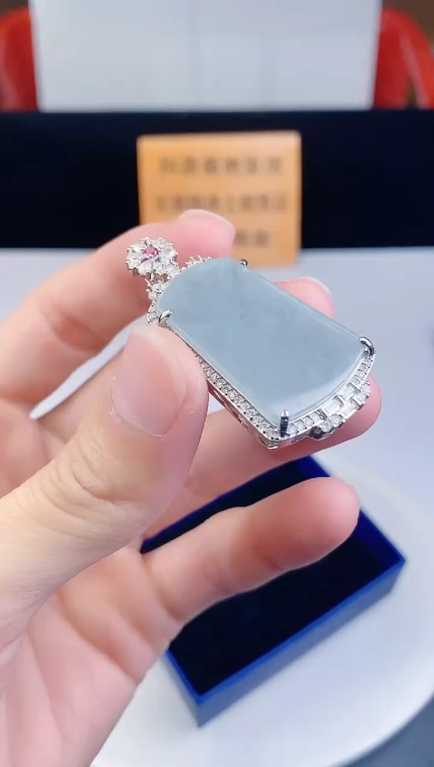 颈饰未镶嵌翡翠