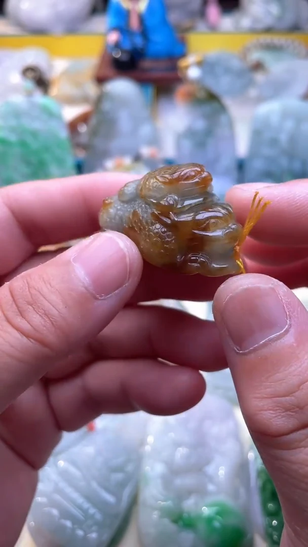 翡翠未镶嵌颈饰金蟾