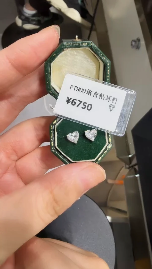 铂Pt900镶嵌实验室培育钻石耳饰精选-1克拉爱心耳钉