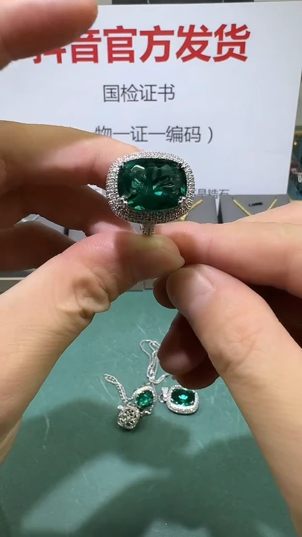 18K金镶嵌戒指祖母绿1