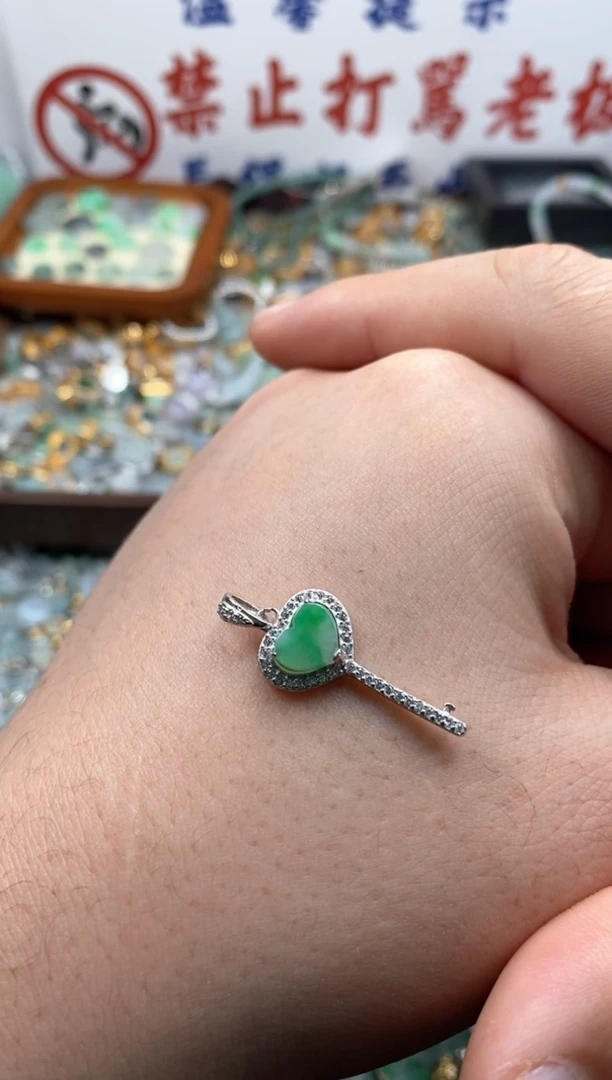 【闪购商品】翡翠颈饰未镶嵌哥哥