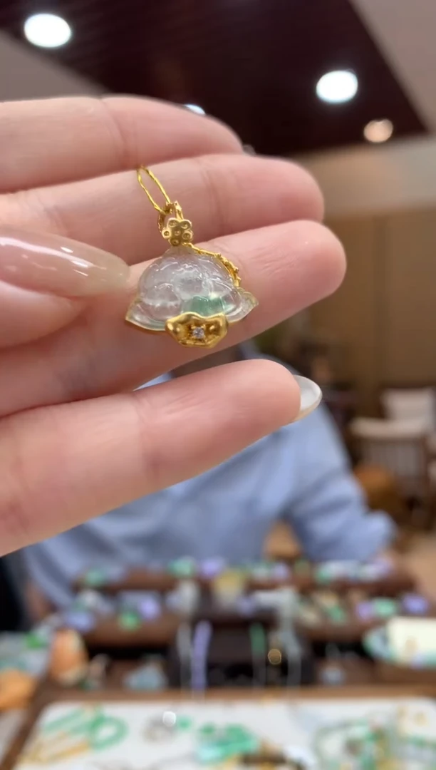 翡翠18K金镶嵌吊坠(不含链)莲蓬